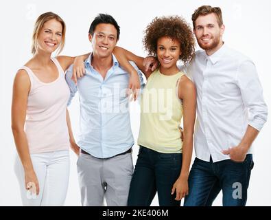 Umgeben Sie sich mit positiv gesinnten Menschen. Studioportrait einer vielfältigen Gruppe von Menschen, die vor weißem Hintergrund posieren. Stockfoto