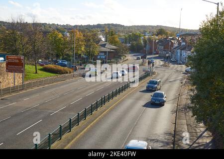 Zweispurige Straße durch Mansfield, Nottinghamshire, Großbritannien Stockfoto