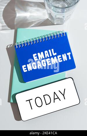 Unterschreiben Sie, um E-Mail-Engagement anzuzeigen. Wort, das nach Maß geschrieben wurde, wie Abonnenten an den E-Mail-Kampagnen teilnehmen Stockfoto
