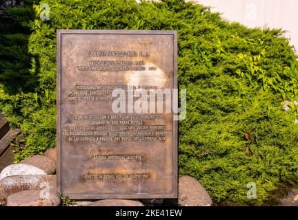 Gedenktafel des Eusebio Chini (Phater Kino) - 1645-1711 in der Nähe der Reiterstatue. Segno,Predaia, Val di Non, Provinz Trient,Trentino Alto A Stockfoto