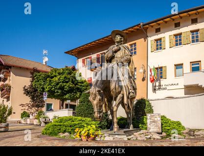 Reiterstatue aus Bronze von Eusebio Chini (Phater Kino) - 1645-1711. Segno,Predaia, Val di Non, Provinz Trient,Trentino-Südtirol - Italien - septembe Stockfoto
