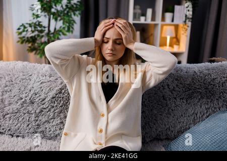 Frau, die unter Migräne leiden Stockfoto