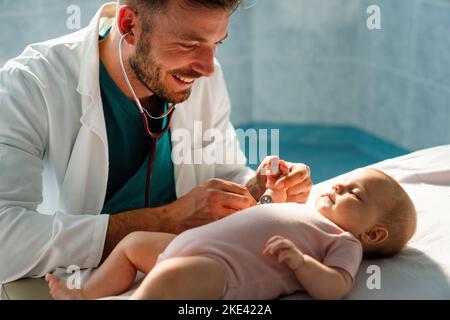 Pädiatrie Arzt untersucht kleines Baby. Gesundheitswesen, medizinische Untersuchung, Menschen Konzept Stockfoto