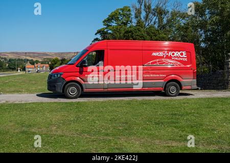 Royal Mail Paketforce Kurier Paketzustellung van Fahrzeug geparkt in Goathland Dorf im Sommer North Yorkshire England Großbritannien Stockfoto