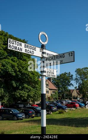 Alte traditionelle Straßenschilder aus Metall, die Wegbeschreibung zur Egton Bridge & und Pickering im Sommer Goathland North York Moors England Großbritannien zeigen Stockfoto