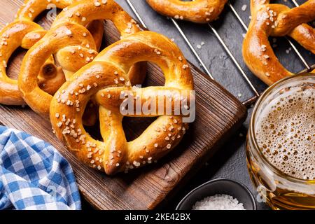 Frisch gebackene hausgemachte Brezeln und Bier vom Fass Stockfoto