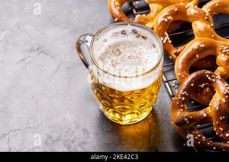 Frisch gebackene hausgemachte Brezeln und Bier vom Fass. Mit Kopierbereich Stockfoto