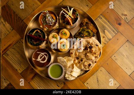 NUR FÜR REDAKTIONELLE VERWENDUNG Allgemeine Ansichten von Lebensmitteln während der Jubiläumsfeier 50. für die führende zeitgenössische indische Restaurantmarke Copper Chimney, London. Ausgabedatum: Donnerstag, 10. November. 2022. Stockfoto