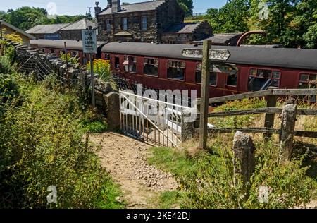 Schild für öffentliche Fußwege am Bahnhof Goathland Eisenbahnwaggages im Sommer North Yorkshire Moors Railway NYMR in der Nähe von Whitby North Yorkshire England Großbritannien Stockfoto