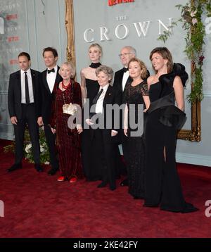 Foto muss gutgeschrieben werden ©Alpha Press 078237 08/10/2022 Jonny Lee Miller Elizabeth Debicki Dominic West Marcia Warren Imelda Staunton und Jonathan Pryce Lesley Manville Claudia Harrison The Crown Season 5 fünf Premiere in London Stockfoto