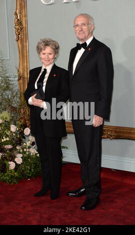 Foto muss gutgeschrieben werden ©Alpha Press 078237 08/10/2022 Imelda Staunton und Jonathan Pryce The Crown Season 5 fünf Premiere in London Stockfoto