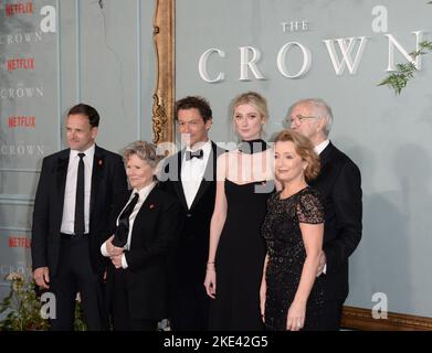 Foto muss gutgeschrieben werden ©Alpha Press 078237 08/10/2022 Jonny Lee Miller Elizabeth Debicki Dominic West Imelda Staunton und Jonathan Pryce The Crown Season 5 fünf Premiere in London Stockfoto