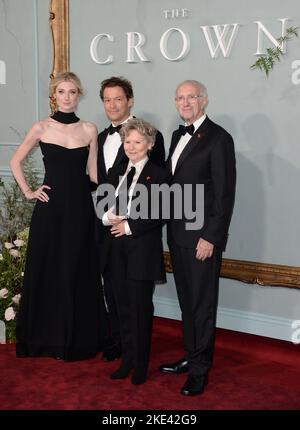 Foto muss gutgeschrieben werden ©Alpha Press 078237 08/10/2022 Elizabeth Debicki Dominic West Imelda Staunton und Jonathan Pryce The Crown Season 5 fünf Premiere in London Stockfoto