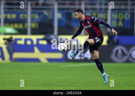 Charalampos Lykogiannis vom FC Bologna kontrolliert den Ball während des Serie A-Spiels zwischen FC Internazionale und FC Bologna im Stadio Giuseppe Meazza am 9. November 2022 in Mailand Italien. Stockfoto