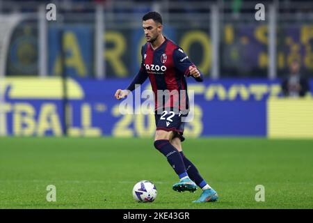 Charalampos Lykogiannis vom FC Bologna kontrolliert den Ball während des Serie A-Spiels zwischen FC Internazionale und FC Bologna im Stadio Giuseppe Meazza am 9. November 2022 in Mailand Italien. Stockfoto