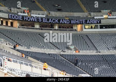 Newcastle, Großbritannien. 09.. November 2022. Ein Schild mit Eddie Howe's Black and White Army während des Carabao Cup Third Round Spiels Newcastle United gegen Crystal Palace im St. James's Park, Newcastle, Großbritannien, 9.. November 2022 (Foto von Mark Cosgrove/News Images) in Newcastle, Großbritannien am 11/9/2022. (Foto von Mark Cosgrove/News Images/Sipa USA) Quelle: SIPA USA/Alamy Live News Stockfoto