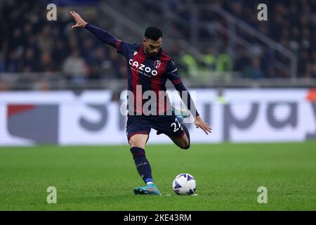 Charalampos Lykogiannis vom FC Bologna kontrolliert den Ball während des Serie A-Spiels zwischen FC Internazionale und FC Bologna im Stadio Giuseppe Meazza am 9. November 2022 in Mailand Italien. Stockfoto