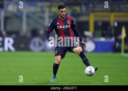 Charalampos Lykogiannis vom FC Bologna kontrolliert den Ball während des Serie A-Spiels zwischen FC Internazionale und FC Bologna im Stadio Giuseppe Meazza am 9. November 2022 in Mailand Italien. Stockfoto