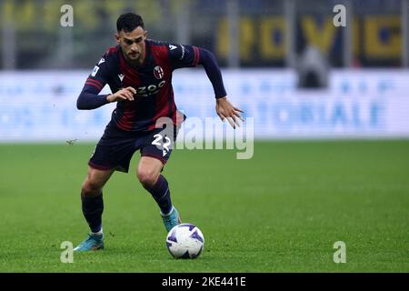 Charalampos Lykogiannis vom FC Bologna kontrolliert den Ball während des Serie A-Spiels zwischen FC Internazionale und FC Bologna im Stadio Giuseppe Meazza am 9. November 2022 in Mailand Italien. Stockfoto