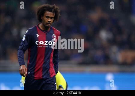 Joshua Zirkzee vom FC Bologna schaut während des Serie-A-Spiels zwischen FC Internazionale und FC Bologna am 9. November 2022 im Stadio Giuseppe Meazza in Mailand Italien auf. Stockfoto