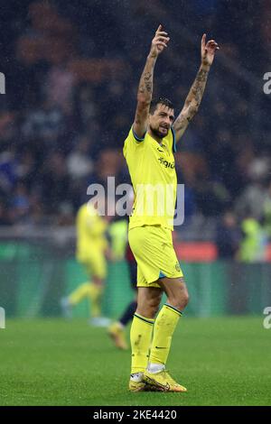 Francesco Acerbi vom FC Internazionale feiert am 9. November 2022 im Stadio Giuseppe Meazza in Mailand Italien den Sieg des Serie A-Spiels zwischen dem FC Internazionale und dem FC Bologna. Stockfoto