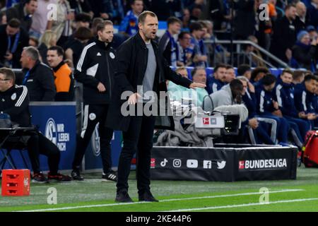 Trainer Bo SVENSSON (MZ) gibt Anweisungen, Anweisungen, Geste, Geste, Fußball 1. Bundesliga, Spieltag 14., FC Schalke 04 (GE) - 1.FSV FSV FSV Mainz 05 (MZ) 1: 0, am 9.. November 2022 in Gelsenkirchen. Stockfoto