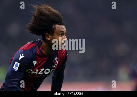 Joshua Zirkzee vom FC Bologna schaut während des Fußballspiels Serie A zwischen dem FC Internazionale und dem FC Bologna am 9. November 2022 im Stadio Giuseppe Meazza in Mailand Italien auf. Stockfoto