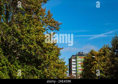 Eine Reihe von Sonnenkollektoren auf dem Dach eines Wohnblocks. Schöner blauer Himmel im Hintergrund. Foto aufgenommen bei Tageslicht. Objekt gesehen Stockfoto