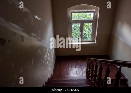 Das Innere einer Holztreppe in einem alten Wohnhaus. Foto aufgenommen bei Tageslicht. Stockfoto