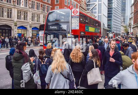 London, England, Großbritannien. 10.. November 2022. Pendler fahren vor der Liverpool Street Station in einen Bus, während ein weiterer Streik der Londoner U-Bahn die Fahrt in der Hauptstadt stört. (Bild: © Vuk Valcic/ZUMA Press Wire) Stockfoto