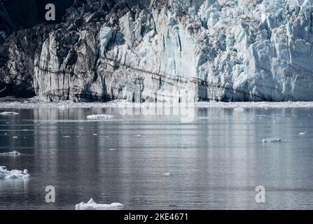 Ein Stück rauer Gletscher und ein Meer vor dem Hotel, das den gefrorenen eisigen Berg reflektiert Stockfoto