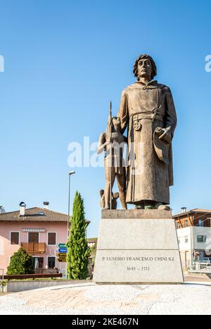 Bronzestatue von Eusebio Chini (Phater Kino) - 1645-1711. Segno,Predaia, Val di Non, Provinz Trient,Trentino-Südtirol - Italien - 21. august 2020 Stockfoto
