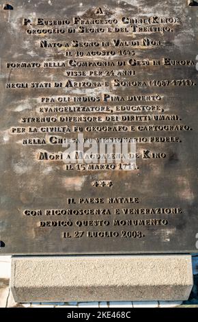 Gedenktafel des Eusebio Chini (Phater Kino) - 1645-1711 in der Nähe der Bronzestatue. Segno,Predaia, Val di Non, Provinz Trient,Trentino-Südtirol Stockfoto