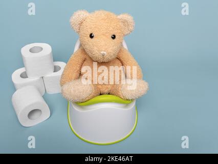 Weiches Spielzeug Bär auf einem Töpfchen. Stockfoto