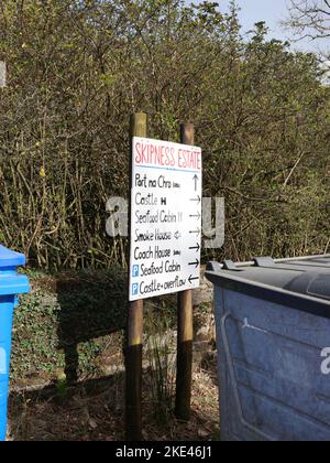 Handbemaltes Schild mit Anweisungen zu den Veranstaltungsorten im Skipness Castle. Tarbert, Argyll und Bute. Schottland Stockfoto