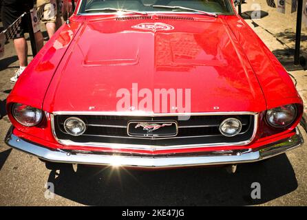 Montreal, Quebec, Kanada - 10. Juni 2011: Ein roter Ford Mustang GT aus dem Jahr 1967 wird bei einer Ausstellung in der Peel Street in Montreal ausgestellt. Stockfoto