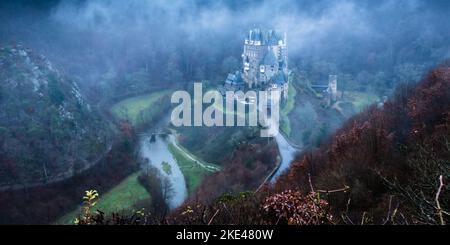 Der Blick auf die Burg Eltz in den Hügeln über der Mosel zwischen Koblenz und Trier, Deutschland. Stockfoto