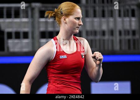 Glasgow, Schottland,10. November 2022. Die Belgierin Alison Van Uytvanck reagiert während eines Tennisspiels gegen die australischen Sanders, einem Match zwischen Belgien und Australien, in der Gruppenphase des Billie Jean King Cup Finals Tennis in Glasgow, Schottland, am Donnerstag, den 10. November 2022. Der internationale Mannschaftswettbewerb der Frauen findet vom 8. Bis 13. November 2022 statt. BELGA FOTO LAURIE DIEFFEMBACQ Stockfoto