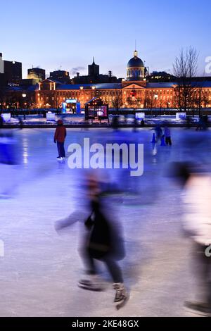 Montreal, Quebec, Kanada - 16. Januar 2011: Menschen bei der Dämmerung Schlittschuhlaufen auf der Quays Skating Rink in den Kais des Alten Hafens in Montreal. Stockfoto