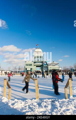 Montreal, Quebec, Kanada - 16. Januar 2011: Menschen bei der Dämmerung Schlittschuhlaufen auf der Quays Skating Rink in den Kais des Alten Hafens in Montreal. Stockfoto