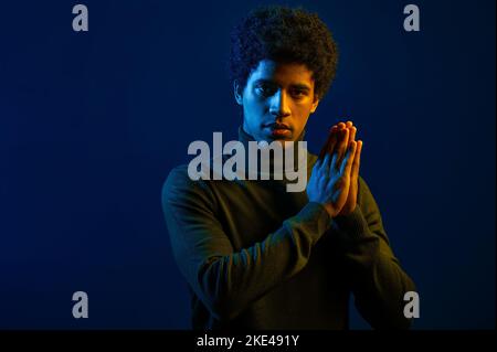 Kopfschuss eines jungen ernsthaften Mannes Stockfoto