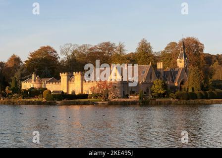 Lord Byrons Haus in Newstead Abbey, Nottinghamshire, zeigt das Cannon Fort (1750), das gebaut wurde, um Naval-Nachstellungen auf dem See zu inszenieren Stockfoto