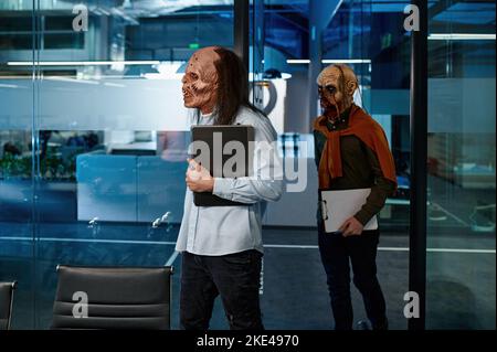 Zombie-Mitarbeitergruppe beim Betreten des Besprechungsraums Stockfoto