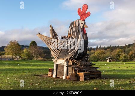 Ein Lagerfeuer in Form eines riesigen Hühners, das Thema der Bonfire Night 2022 in der walisischen Grenzstadt Presteigne Stockfoto