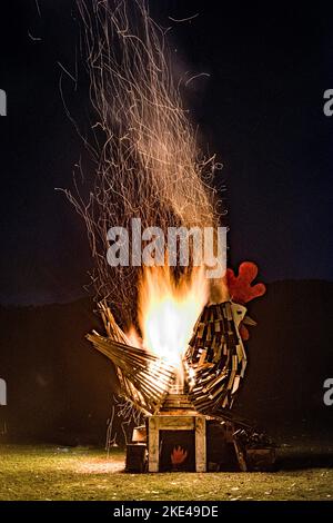 Ein Lagerfeuer in Form eines riesigen Hühners, das Thema der Bonfire Night 2022 in der walisischen Grenzstadt Presteigne Stockfoto