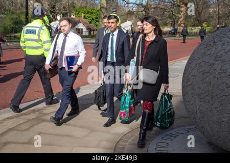 Lisa Lovering, Sonderbertin und Leiterin der Operationen des Premierministers, der Abgeordnete des RT Hon Rishi Sunak, tritt mit dem damaligen Kanzler Rishi Sunak zusammen Stockfoto