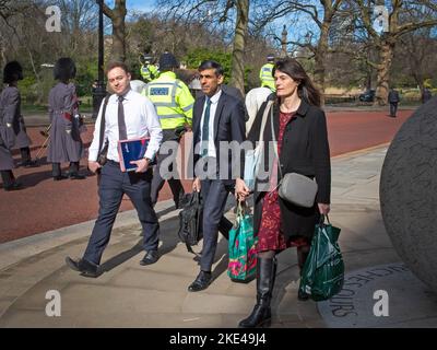 Lisa Lovering, Sonderbertin und Leiterin der Operationen des Premierministers, der Abgeordnete des RT Hon Rishi Sunak, tritt mit dem damaligen Kanzler Rishi Sunak zusammen Stockfoto