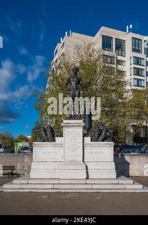 Machine Gun Corps Memorial, auch bekannt als The Boy David, eine Gedenkstatue aus dem Ersten Weltkrieg von Francis Derwent Wood steht im Duke of Wellington Place, London Stockfoto