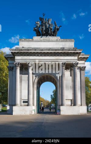 The Wellington Arch, auch bekannt als Constitution Arch und Green Park Arch, auf Apsley Way, Green Park, London, England, UK Stockfoto