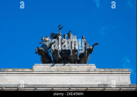 Bronzeskulptur auf dem Wellington Arch, die den Friedensengel auf der Quadriga darstellt, einem Vierpferdewagen. Apsley Way, Green Park, London, England, Großbritannien Stockfoto